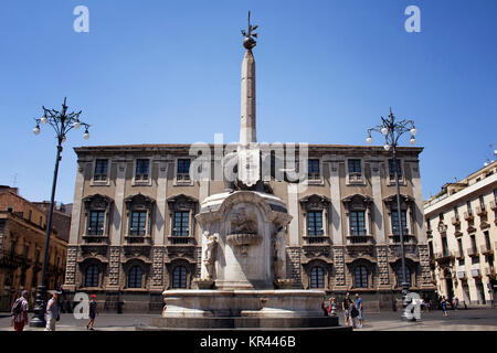 Anzeigen von Fontana dell Elefante und die Menschen auf der Piazza del Duomo in Catania/Italien. Es ist ein Brunnen mit einer Römischen Statue eines Elefanten geschnitzt aus Basalt Stockfoto