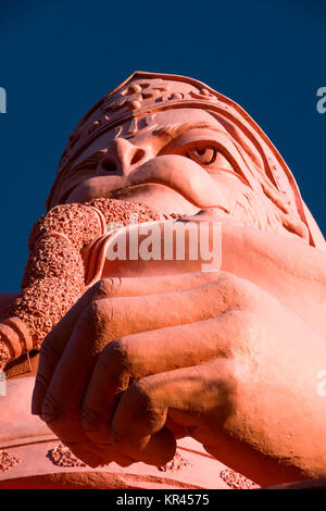 Detailansicht der weltweit höchsten Hanuman (affengott) Statue an Jakhoo Tempel in Shimla, Indien Stockfoto