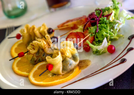 Pfannkuchen Teig Packungen gefüllt mit Spinat Stockfoto