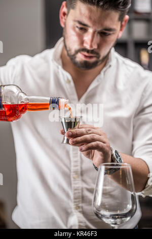 Barkeeper einen Cocktail machen Stockfoto