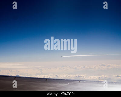 Passagier wide-body-Ebene. Flugzeuge ist das Fliegen in blauen bewölkten Himmel über dem Meer. Stockfoto