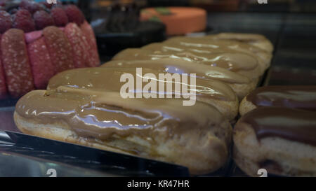 Hausgemachte eclair Brandteig mit Schokolade. Stockfoto