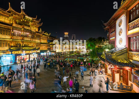 Yuyuan Bazar in Shanghai bei Nacht Stockfoto