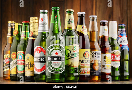 Flaschen mit verschiedenen globalen Biermarken Stockfoto