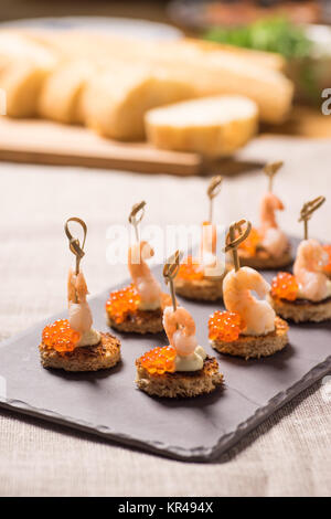 Garnelen Vorspeise serviert auf geröstetem Brot Stockfoto