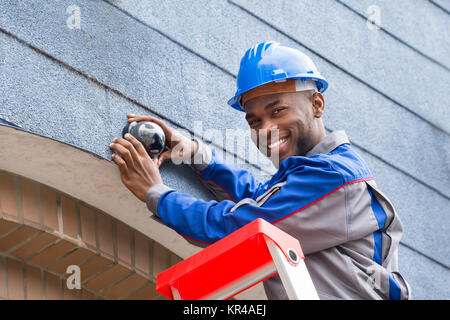 Männliche Techniker Reparatur Kamera Stockfoto