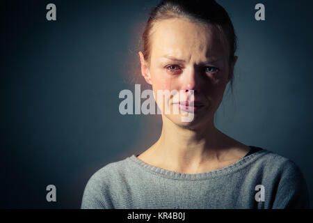 Junge Frau, die leiden an schweren Depressionen/Angst/Trauer Stockfoto