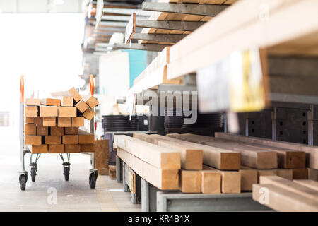 Konstruktionsholz in einem Baumarkt Stockfoto