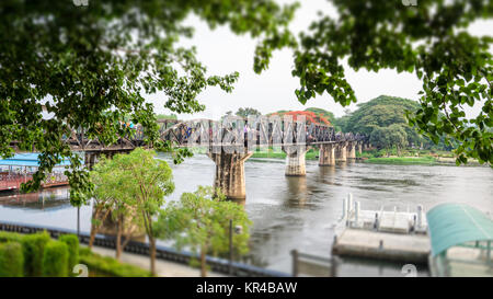 Alte Brücke über den River Kwai auf Tilt Shift ist eine historische Attraktionen während des Zweiten Weltkrieges 2 Die berühmteste der Provinz Kanchanaburi in Thailand, 16:9-Breitbildmodus Stockfoto