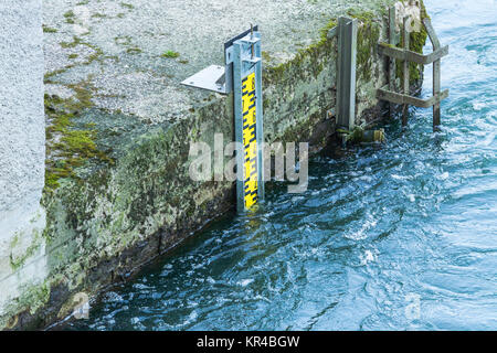 Wasserstandsanzeige im Ruhrgebiet Stockfoto