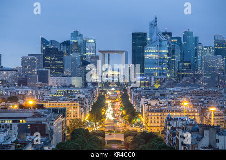 La Défense, Paris Geschäftsviertel in der Abenddämmerung. Stockfoto