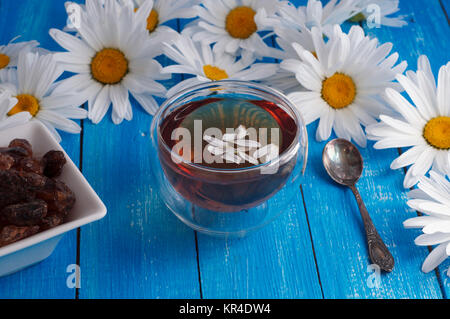 Kräutertee in einem Glas Stockfoto