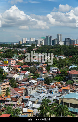 Conecpt Bild von Call Center Business Wachstum in den Philippinen Cebu I.T. Park Gebäude bilden die Skyline mit Shanti Stadt unten Stockfoto