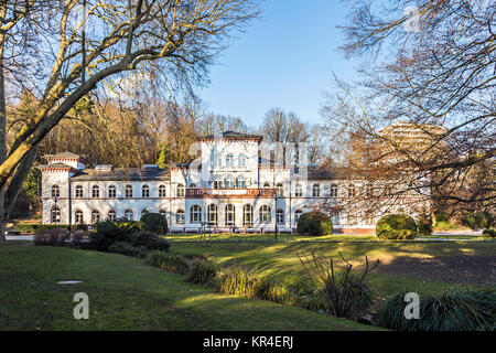 historisches Badehaus mit malerischen Park in Bad Soden, Deutschland Stockfoto