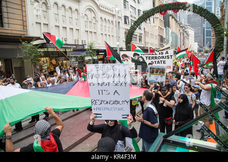 Sydney, Australien. 17. Dezember 2017. Die Palästinenser und ihre Unterstützer außerhalb von Sydney Rathaus versammelten sich vor dem Marsch zum Generalkonsulat von t Stockfoto