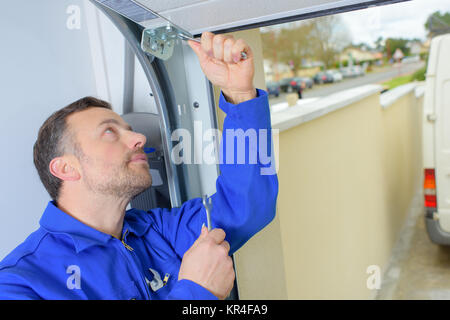 Reparieren einer beschädigten Tür Stockfoto