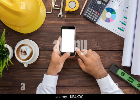 Engineering mit Telefon in seinem Arbeitsbereich-Draufsicht Stockfoto