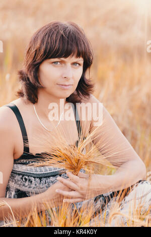 Schönheit Frau mittleren Alters in der Gerste Feld Stockfoto