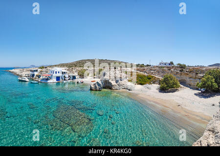 Traditionellen Fischerhäuser mit beeindruckenden Boot Unterstände, auch bekannt als "Syrmata" in Mytakas von Milos, Griechenland Stockfoto