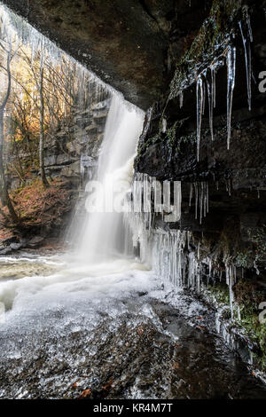 Gibson's Höhle und eine teilweise gefrorenen Summerhill Kraft, Bowlees, Obere Teesdale, County Durham, UK. Stockfoto