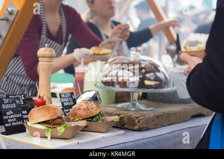 Vegetarische Burger serviert auf Straße Garküche Stockfoto