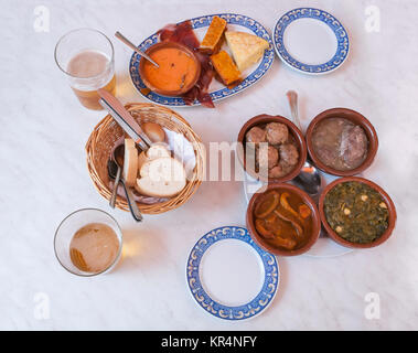 Vier Schalen gefüllt mit spanischen Vorspeisen als Tapas bekannt Stockfoto