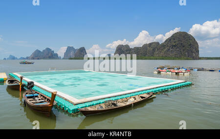 Grüne schwimmenden Fußballfeld an Panyi Insel oder Koh Panyee in der Provinz Phang Nga, Thailand Stockfoto