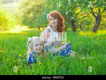 Schöne Mutter und Tochter nett lächeln und posieren Stockfoto