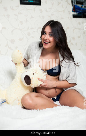 Schöne schwangere Mutter mit Teddybären Stockfoto