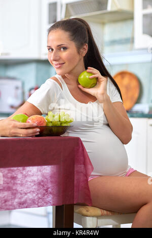 Schwangere Frau und gesunde Ernährung Stockfoto