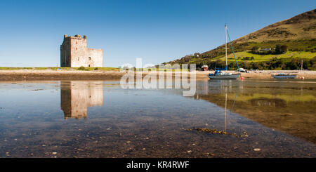 Lochranza Schloss, ein Turm aus dem 13. Jahrhundert Haus, steht am Strand Hafen beisde Lochranza auf der Isle of Arran in den Highlands von Schottland. Stockfoto