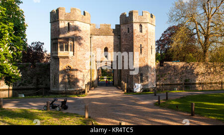 Wells, England, Großbritannien - 25 Mai, 2013: Die mittelalterliche Torhaus der Palast des Bischofs an Wells Cathedral in Somerset, England. Stockfoto