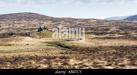 Eine isolierte ruiniert Cottage in der Nähe von Corrour, von der West Highland Railway Line in der Mitte der weiten Wüste Moor Landschaft von Rannoch Moo gesehen Stockfoto