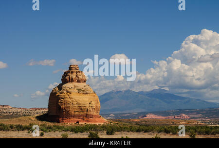 Ein grosser Felsen entlang dem US Highway 191 in Arizona, in der Nähe der Nadeln zu beenden Canyonlands National Park, Stockfoto