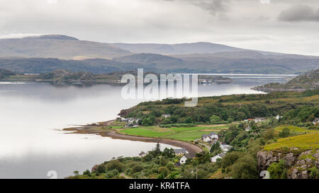 Ein Fischerboot geht zwischen felsigen Inseln und Halbinseln in Loch Torridon, einer Bucht des Atlantischen Ozeans an der Westküste der Highlands von Scot Stockfoto