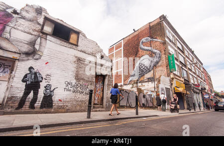 London, England, Großbritannien - 4. Juli 2010: Graffiti Wandmalereien auf verlassene Häuser und Bürogebäuden in Hanbury Street in der Nähe der Brick Lane im Londoner Osten Stockfoto