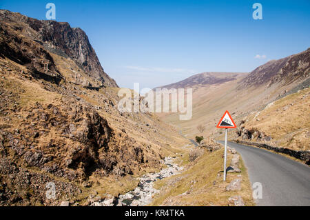 In Keswick, England, Großbritannien - 20 April 2009: eine Beschilderung wirbt für eine 25% Steigung Abstieg auf der Honister Pass Straße durch die Berge der Englischen Lak Stockfoto