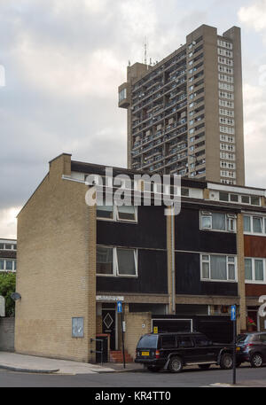 London, England, UK - 21. Juni 2016: Die brutalist Trellick Tower sozialer Wohnungsbau Immobilien in Kensington, West London. Stockfoto