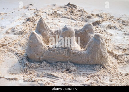 Sandburg an tropischen Sandstrand Stockfoto