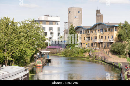 London, England - 10. Juli 2016: Hausboote sind auf der Grand Union Canal in Ladbroke Grove im Westen Londons festgemacht. Stockfoto