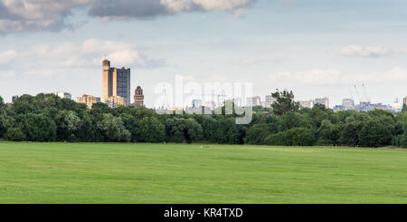 London, England - 10. Juli 2016: Die brutalist Trellick Tower Hochhaus Sozialwohnungen Block und die Skyline von North Kensington aus Wermut S gesehen Stockfoto