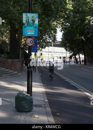 London, England - 25. Juli 2016: Radfahrer mit der neu eingeführten "egregated" trat Fahrradwege auf Pancras Straße in Camden, in Reaktion auf die Zusammenarbeit
