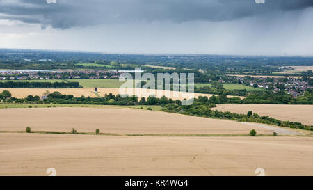 Ein Regenguß regen Wanten Dörfer in der Agrarlandschaft von Aylesbury Vale in Buckinghamshire, England, mit ivinghoe Windmühle stehend im fi Stockfoto