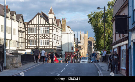 Cambridge, England, Großbritannien - 19 August 2017: Traditionelle Geschäfte und Häuser Bridge Street in der Innenstadt von Cambridge, mit dem Turm von St Clemen Stockfoto