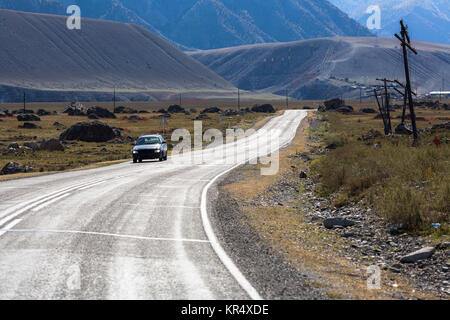 Chuya Highway (Chuysky Trakt) durch die Republik Altai Gebirge. Stockfoto