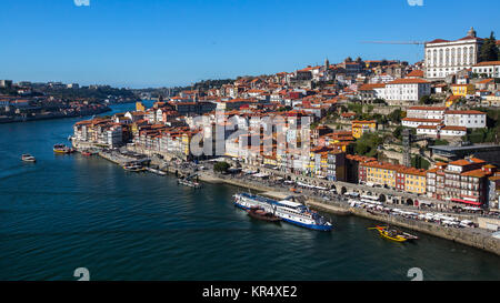 Aus der Vogelperspektive den Fluss Douro und Ribeira von Dom Luis I Brücke im alten Stadtzentrum von Porto, Portugal. Stockfoto