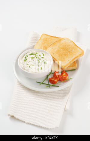 Geröstetes Brot und Schnittlauch Streich Stockfoto