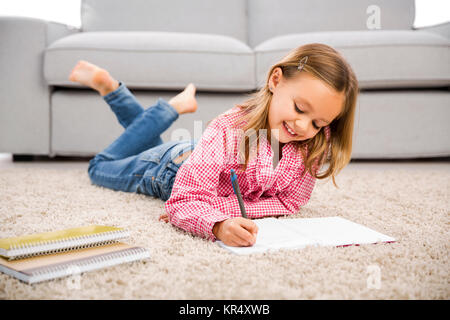 Kleines Mädchen machen Hausaufgaben Stockfoto