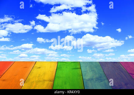 Mehrfarbige Ständer aus Holz und blauer Himmel Stockfoto