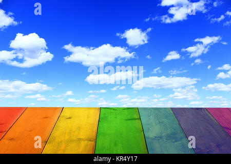 Bunte helle von Holzplatten und Sky Stockfoto